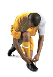 Sportif qui lasse ses chaussures