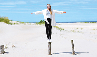 Femme sur un piquet de bois
